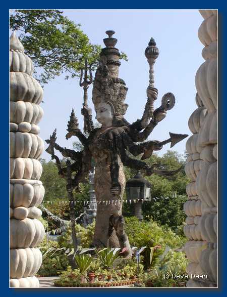 Sala Kaew Ku statues 20031224-17